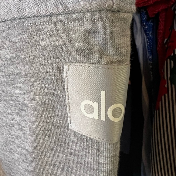 ALO YOGA CROPPED PULLOVER SOFT GRAY BRAND NEW WITHOUT TAGS - Picture 7 of 10